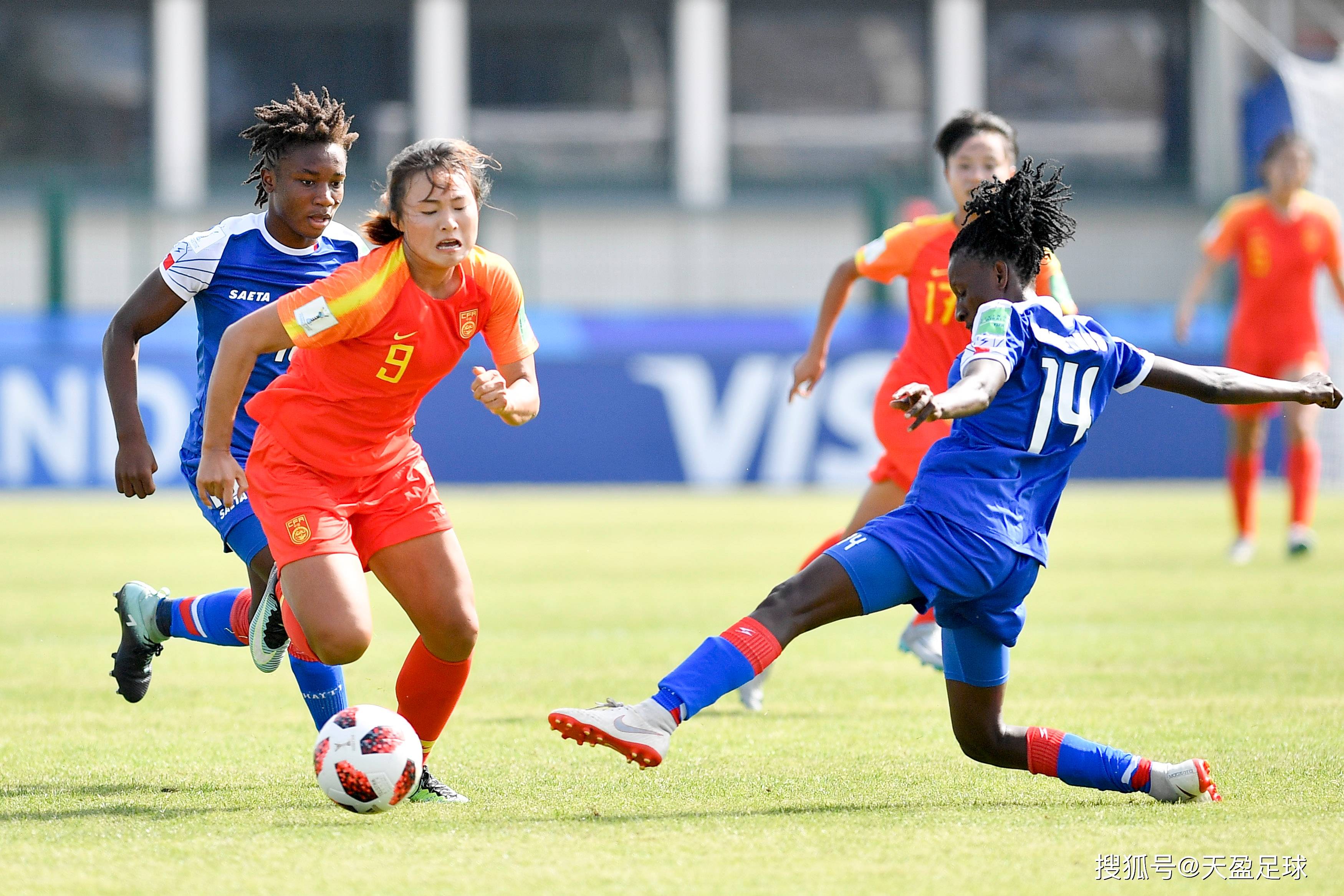 米乐直播官网-女足比赛精彩纷呈，选手技艺娴熟