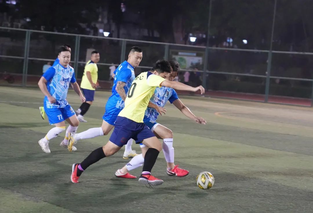 米乐体育网站-足球赛事中球员展现高超球技，争夺胜利